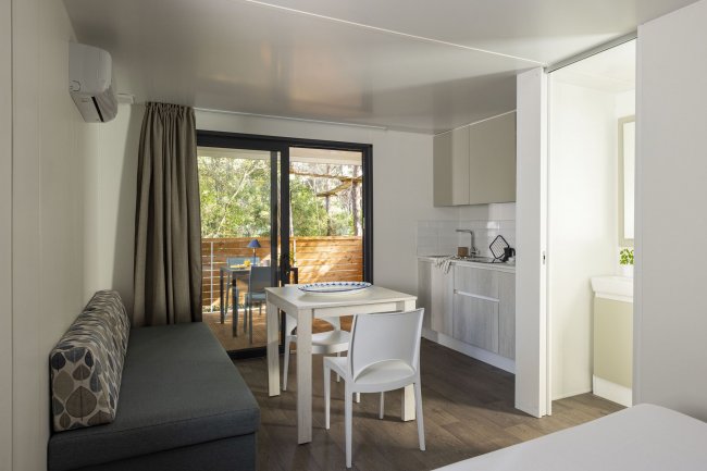 Interno moderno con tavolo e divano.