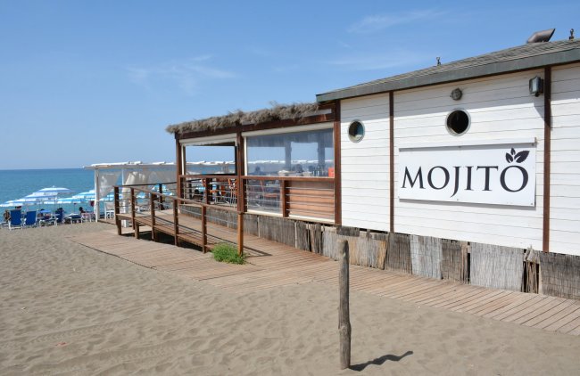 Stabilimento balneare sulla spiaggia con insegna 