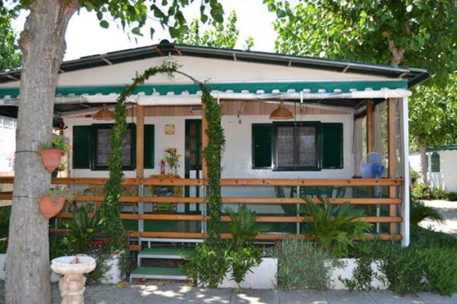 Casa mobile con veranda in legno.