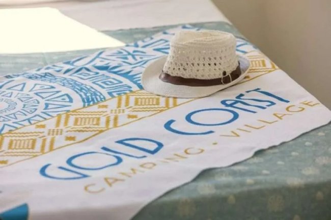 Cappello bianco su telo Gold Coast Camping Village.