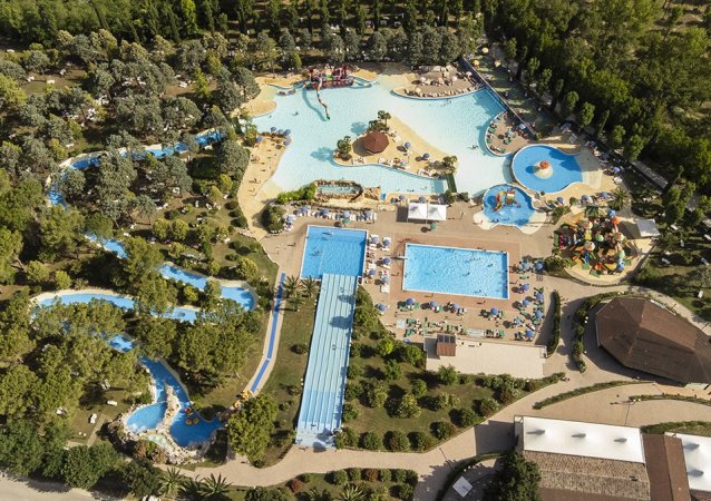 Vista aerea di un grande parco acquatico con piscine e scivoli.