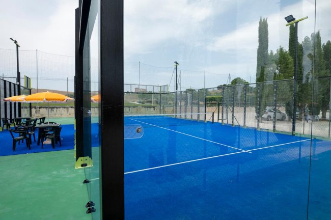 Campo da padel vuoto con pavimento blu.