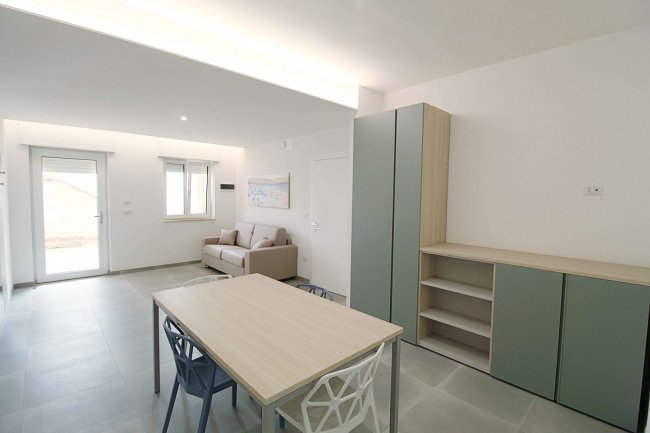 Soggiorno con mobili moderni.