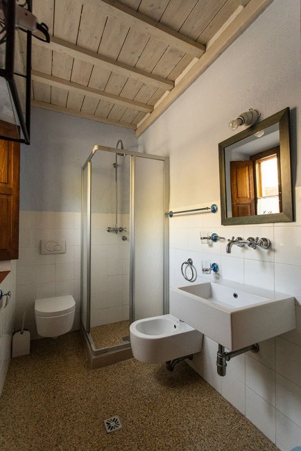 Bagno moderno con doccia e lavandino.