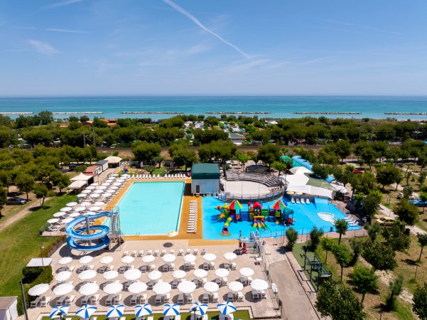 Panoramica di piscine e mare sullo sfondo.