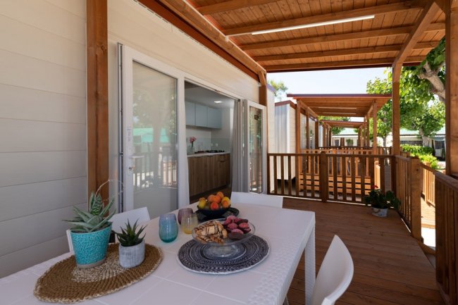 Terrazza con tavolo apparecchiato e piantine.