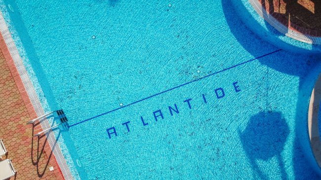 Piscina con la scritta 