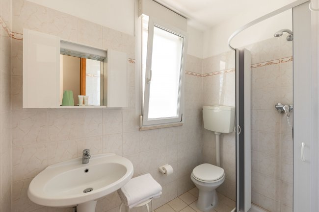 Bagno con lavabo, WC e doccia.