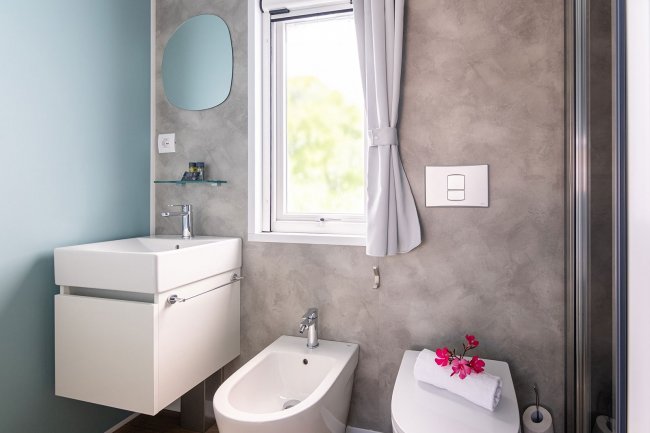 Bagno moderno con lavabo, bidet e WC.