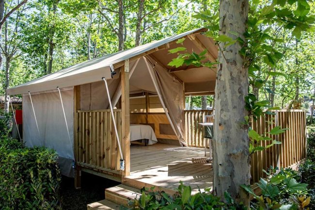 Tenda glamping con veranda in legno.