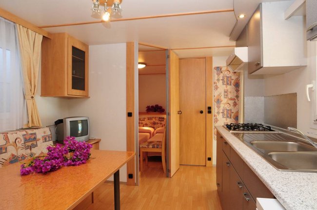 Cucina moderna con tavolo e fiori.