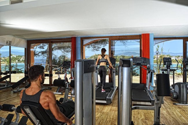 Persone che si allenano in palestra con vista panoramica.