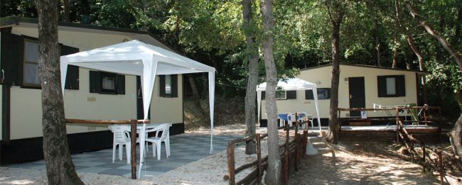 Bungalow con gazebo e sedie bianche.