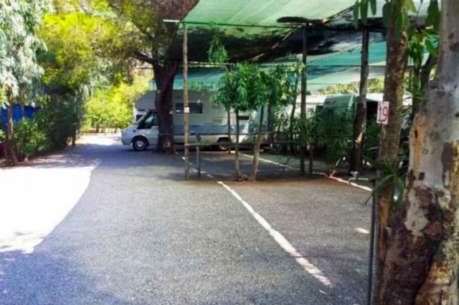 Piazzole per camper ombreggiate da alberi.