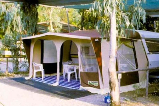 Tenda da campeggio con tavolini all'esterno.