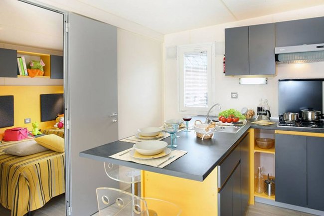 Cucina moderna con zona pranzo.