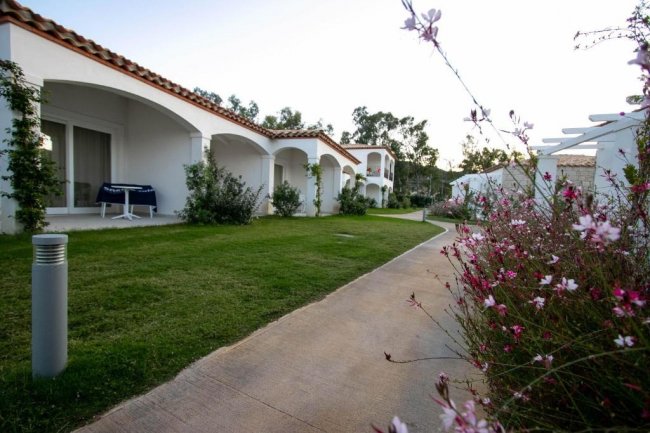 Villette bianche con giardino.