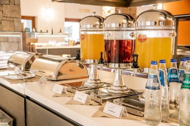 Distributori di bevande e acqua in un buffet.