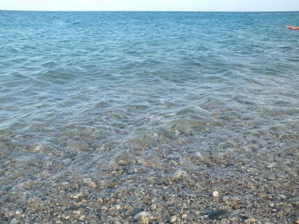 Vista del mare con acqua trasparente.