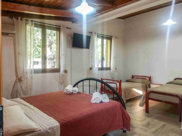 Camera con letto matrimoniale, due letti singoli.