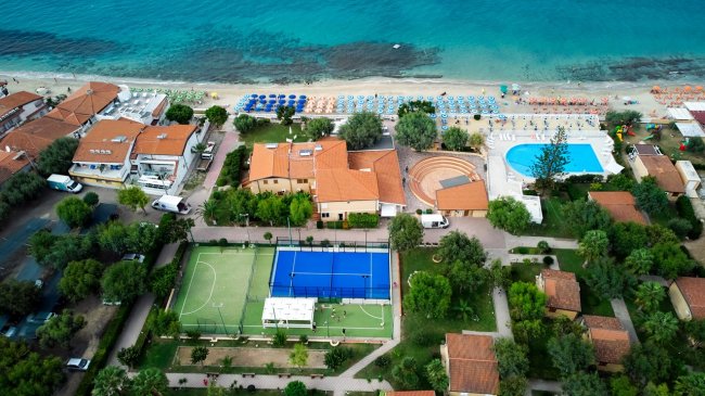 Vista aerea di un villaggio turistico sul mare.