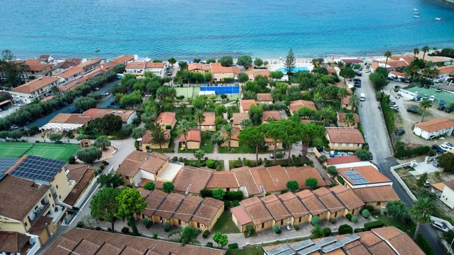 Veduta aerea di un complesso turistico vicino al mare.