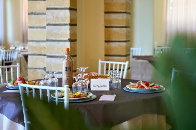 Tavola apparecchiata in un ristorante elegante.