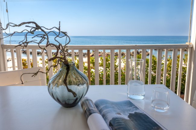 Tavolo con vaso e vista mare.