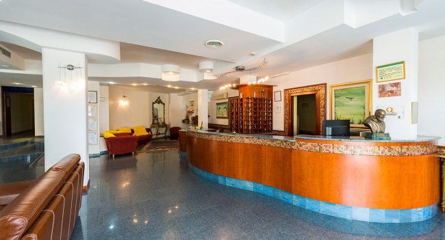 Reception con banco in legno.