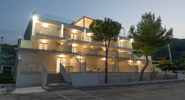 Edificio illuminato al tramonto.