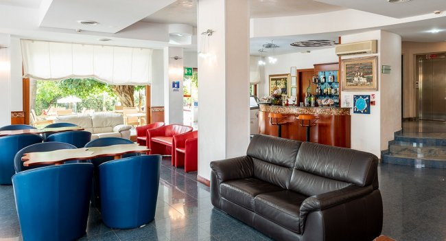 Salotto di un hotel con divani colorati.