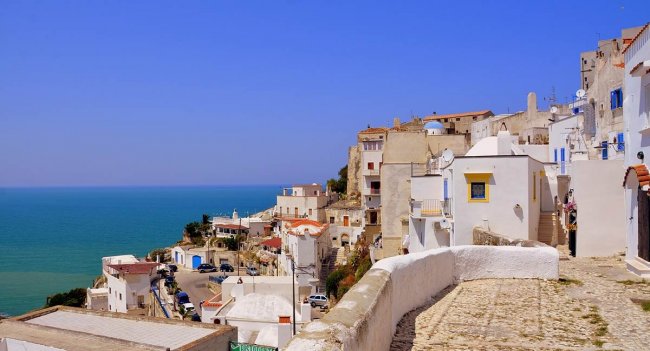 Vista sul mare con case bianche sulla scogliera.