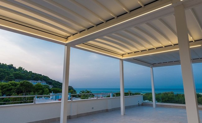 Terrazza coperta vista mare al tramonto.
