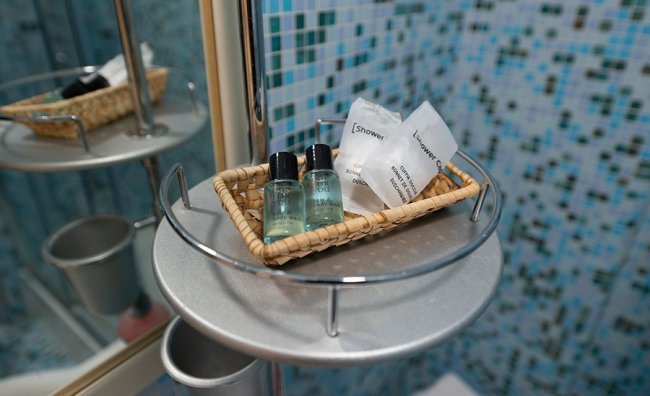 Prodotti da bagno in un vassoio di vimini.