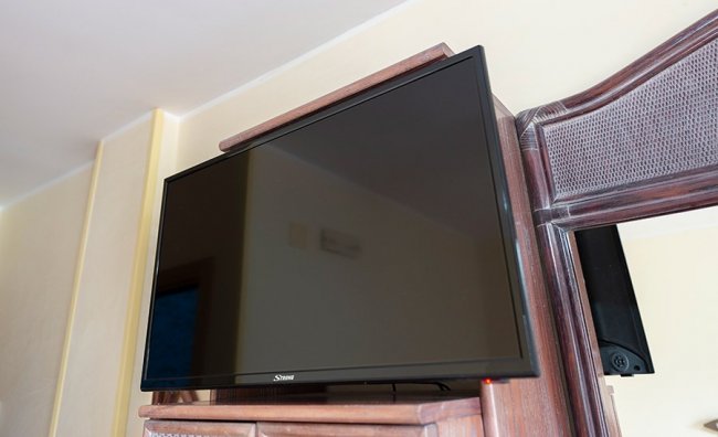 Televisore a schermo piatto su un mobile.