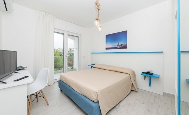 Camera da letto moderna con letto matrimoniale.