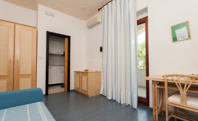 Interno di una stanza con divano e armadi.