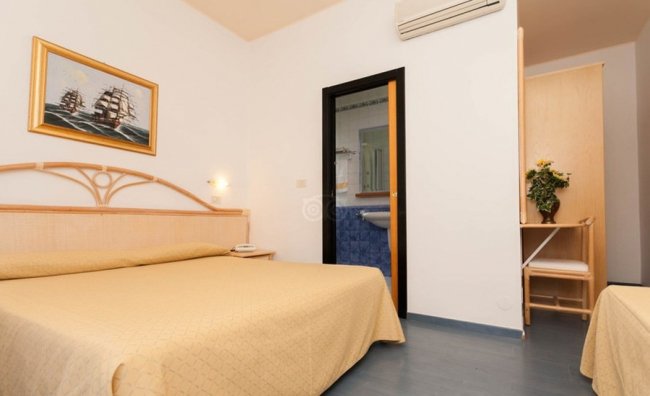 Camera da letto con letto matrimoniale e bagno.