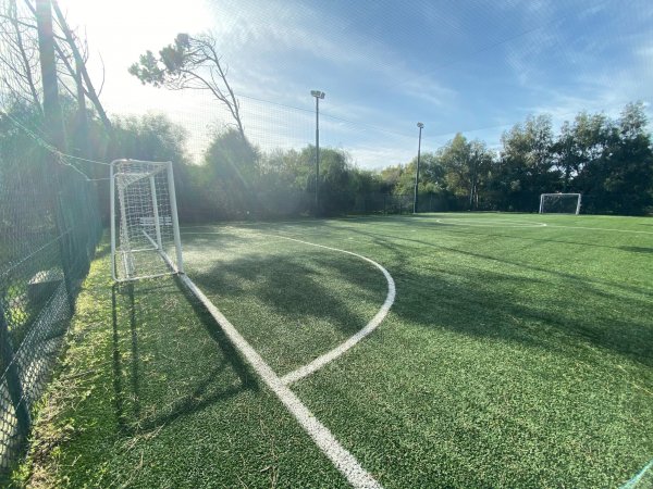Campo da calcio in erba sintetica.