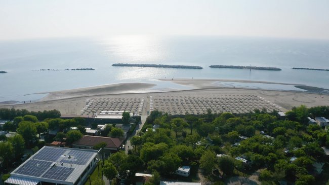 Spiaggia con ombrelloni vista dall'alto.