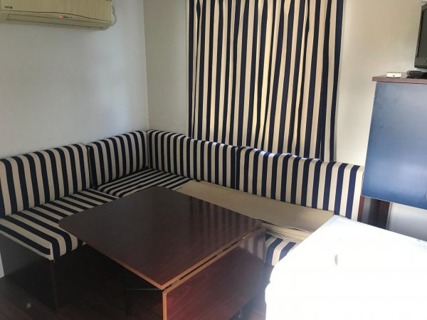 Angolo soggiorno con divano a righe blu.