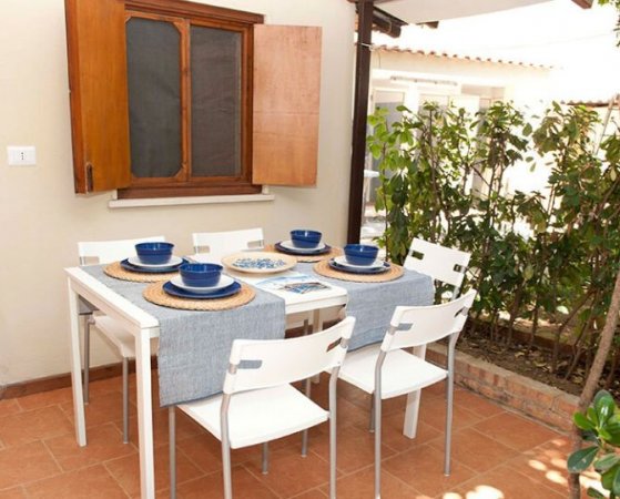 Tavolo da pranzo all'aperto con piatti blu.