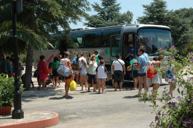 Persone che salgono su un autobus turistico.
