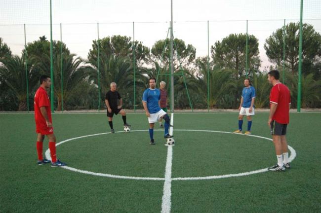 Calciatori su un campo al centro del cerchio.