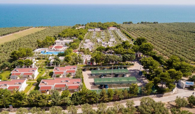 Resort con alloggi, piscina e vista sul mare.