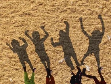 Ombre di bambini sulla sabbia che giocano.