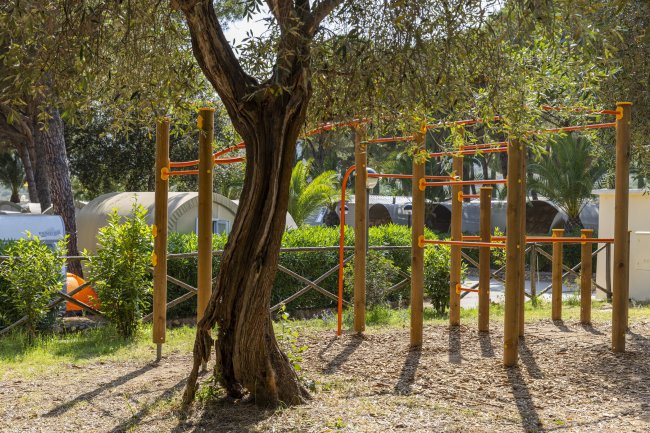 Area fitness all'aperto con attrezzature.