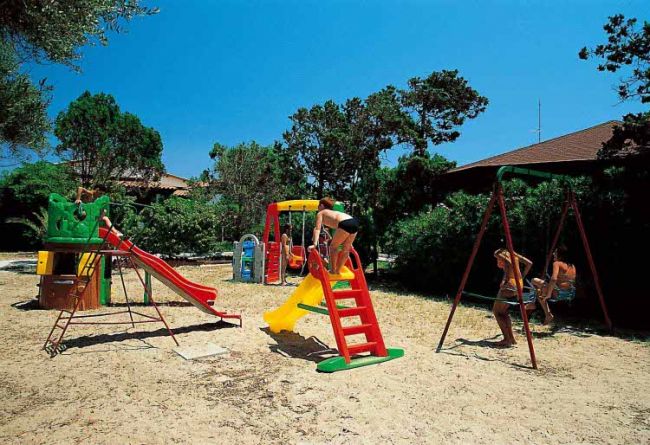 Parco giochi con scivoli e altalene.
