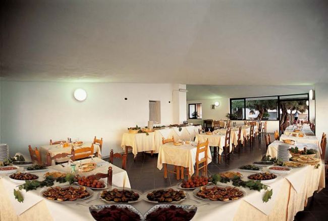 Sala da pranzo con buffet e tavoli apparecchiati.