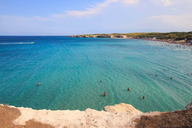Spiaggia con mare cristallino.